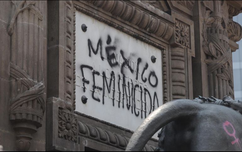 López Obrador pidió que no se vandalicen los monumentos históricos como el Ángel de la Independencia que fue pintado en la marcha. NTX / ARCHIVO