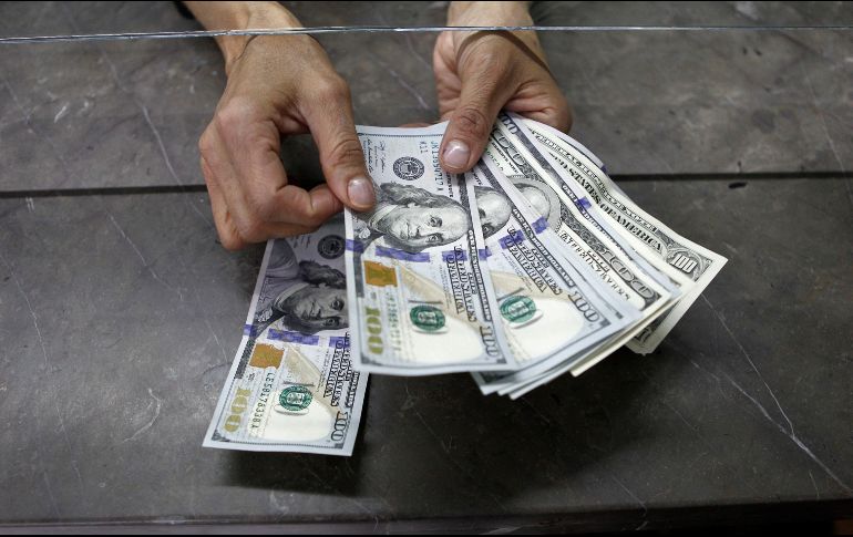 El tipo de cambio para solventar operaciones denominadas en moneda extranjera pagaderas en el país se ubica en 19.5669 pesos por dólar. EL INFORMADOR / ARCHIVO