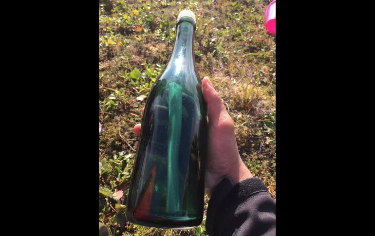 Tyler Ivanoff, un ayudante de maestro en Shishmaref, Alaska, encontró la botella en la costa cercana a esa localidad. AP/Tyler Ivanoff