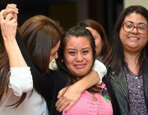 Evelyn Hernandez (c) reacciona con sus abogadas luego del fallo de este lunes en la corte de Ciudad Delgado, en El Salvador. AFP/O. Rivera
