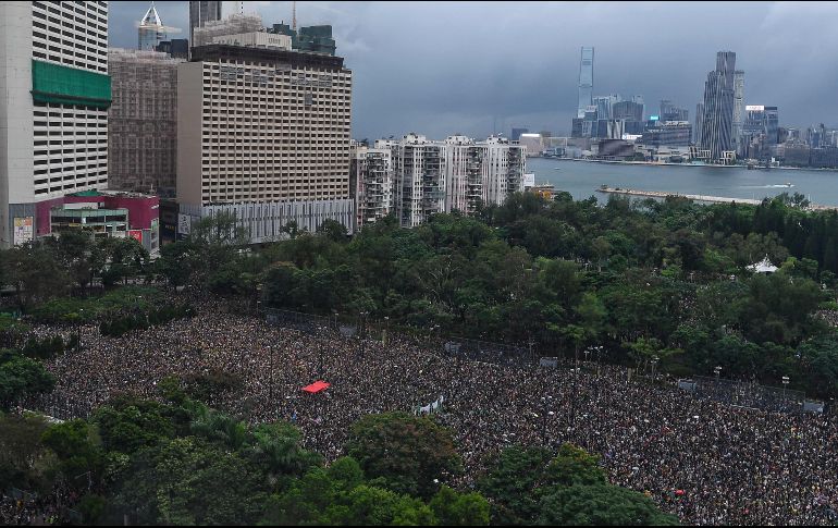 Otra multitudinaria protesta se registró la víspera en calles de Hong Kong. Las movilizaciones constituyen la peor crisis política en la excolonia británica desde su retrocesión a China en 1997. AFP/ARCHIVO