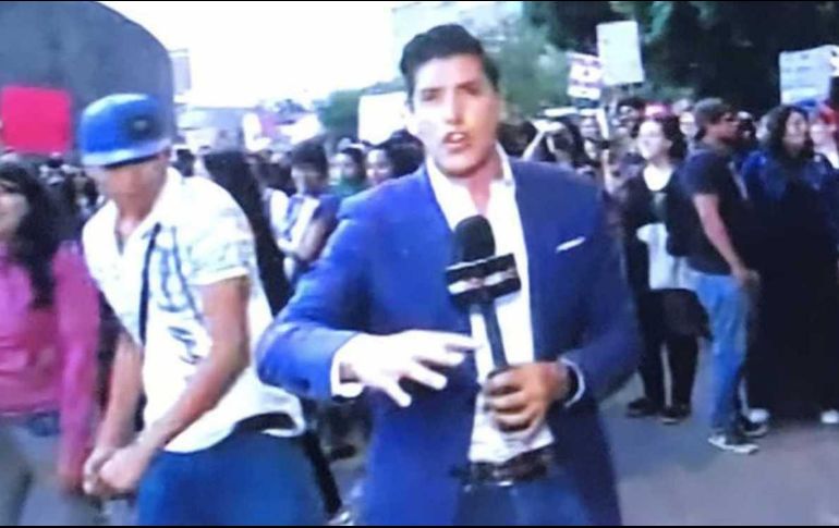 El reportero fue agredido por dos hombres durante la transmisión en vivo que realizaba en la manifestación del pasado 16 de agosto. ESPECIAL