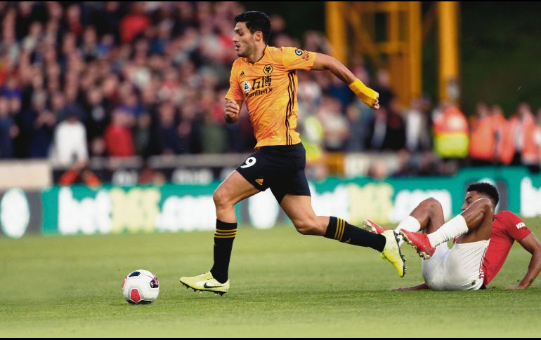 El mexicano Raúl Jiménez inició en el cuadro titular del Wolverhampton. AP