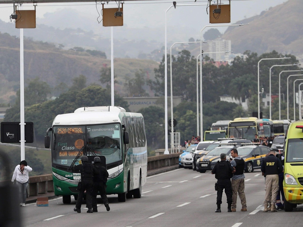  Un hombre mantiene rehenes y amenaza con incendiar un autobús en Brasil
