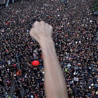 Líder de Hong Kong promete diálogo para acabar con protestas