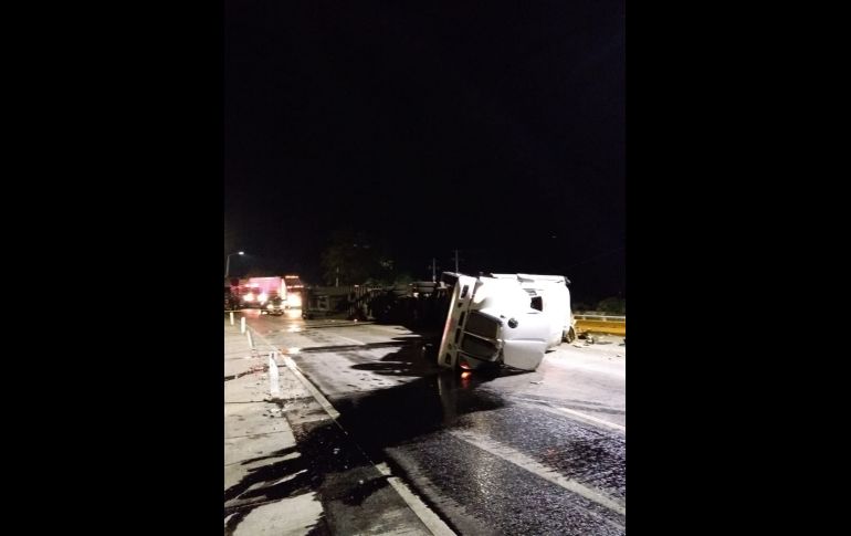Por el hecho, los carriles que van del Oriente al Poniente de Guadalajara quedaron cerrados a la circulación desde la Calzada Juan Pablo II. ESPECIAL/ Bomberos de Guadalajara
