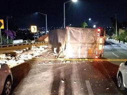 Por el hecho, los carriles que van del Oriente al Poniente de Guadalajara quedaron cerrados a la circulación desde la Calzada Juan Pablo II. ESPECIAL/ Bomberos de Guadalajara