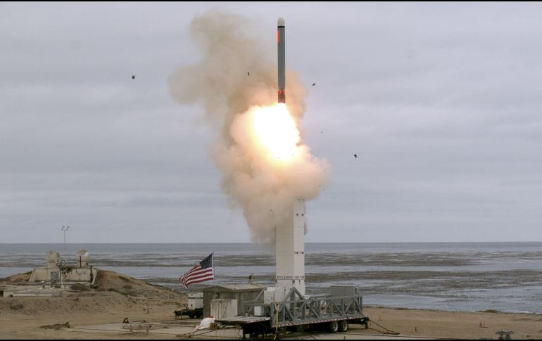 EU realizó el pasado domingo el primer ensayo de un misil de medio alcance en la isla de San Nicolás, frente a la costa de California.  AFP / ARCHIVO