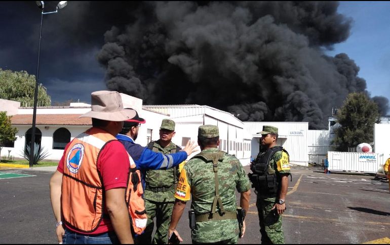 Elementos de la Policía Michoacán, de Protección Civil y Bomberos, trabajan para combatir el siniestro. TWITTER / @pcmichocan
