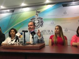 En rueda de prensa conjunta con diputados de Morena en el Congreso, Alberto Mercado Chavarín pide que por respeto a los ayuntamientos espera que no se pretenda aprobar el nuevo modelo por la vía del fast track y se dé tiempo para analizar el tema. EL INFORMADOR/ R. Rivas