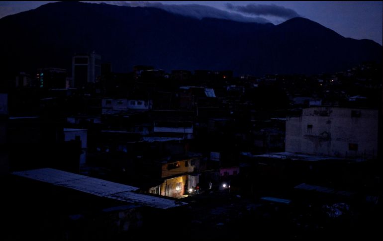 Los constantes apagones han impacto severamente los servicios de transporte, agua y las comunicaciones telefónicas en el país. AFP/ARCHIVO