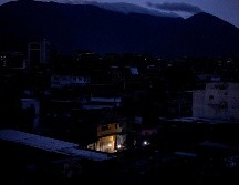 Los constantes apagones han impacto severamente los servicios de transporte, agua y las comunicaciones telefónicas en el país. AFP/ARCHIVO