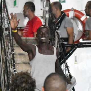 Los migrantes del "Open Arms" desembarcan en Lampedusa