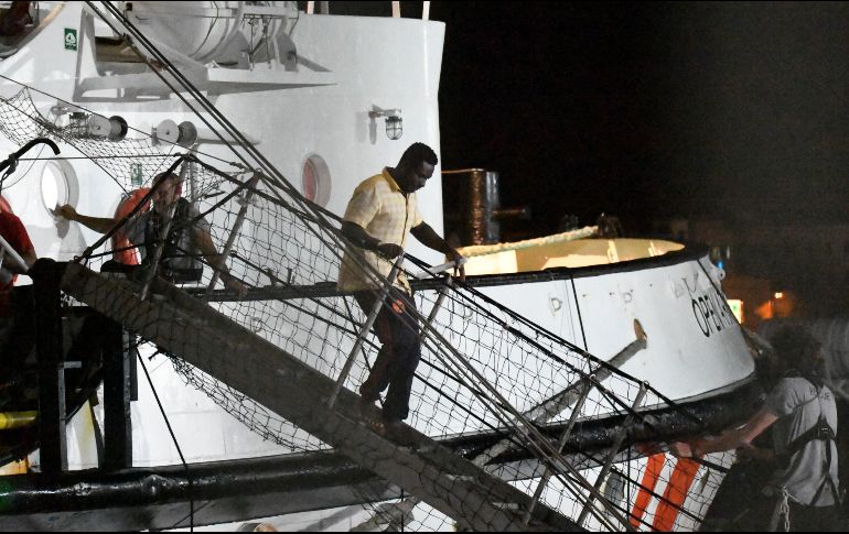 Los migrantes no habían podido desembarcar hasta ahora debido a la negativa de Roma a permitirlo. AP/S. Cavalli