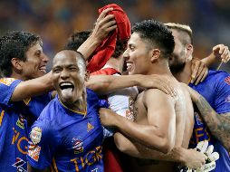 Los jugadores del equipo regio celebran el triunfo. AP / M. Wyke