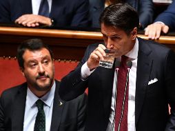 El vicepresidente Matteo Salvini mira al primer ministro Giuseppe Conte mientras éste lee un mensaje de renuncia en el Senado. EFE/E. Ferrari