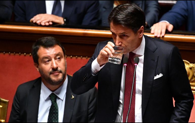 El vicepresidente Matteo Salvini mira al primer ministro Giuseppe Conte mientras éste lee un mensaje de renuncia en el Senado. EFE/E. Ferrari