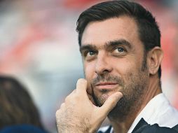 Entre las cábalas de Pablo Guede se encuentra el rociar de agua bendita la banca y plantar ruda alrededor de la cancha. IMAGO7