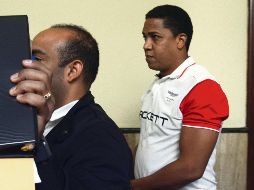 Octavio Dotel (derecha) es trasladado a la estación de Policía tras ser arrestado ayer. AP