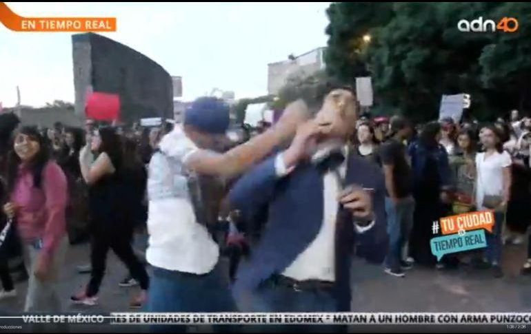 Juan Manuel Jiménez fue agredido mientras hacía una transmisión en vivo durante la manifestación del pasado viernes. TWITTER / @adn40