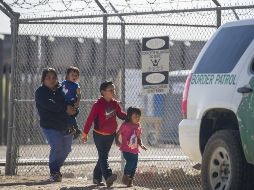 La nueva política, que se implementaría en 60 días, ya no limitará el tiempo que un niño o su familia pueden permanecer bajo custodia de las autoridades migratorias. AFP/ARCHIVO
