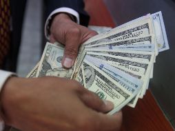 El billete verde se compró en un precio mínimo 18.55 pesos en sucursales bancarias capitalinas. EL INFORMADOR/ARCHIVO