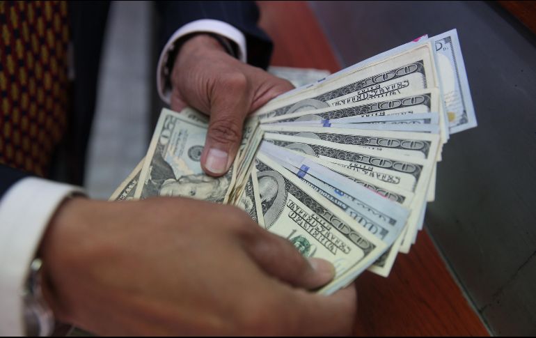 El billete verde se compró en un precio mínimo 18.55 pesos en sucursales bancarias capitalinas. EL INFORMADOR/ARCHIVO