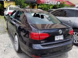 lementos de la corporación y del Estado acudieron al lugar donde localizaron un vehículo sedán negro con numerosos impactos de bala. ESPECIALES/