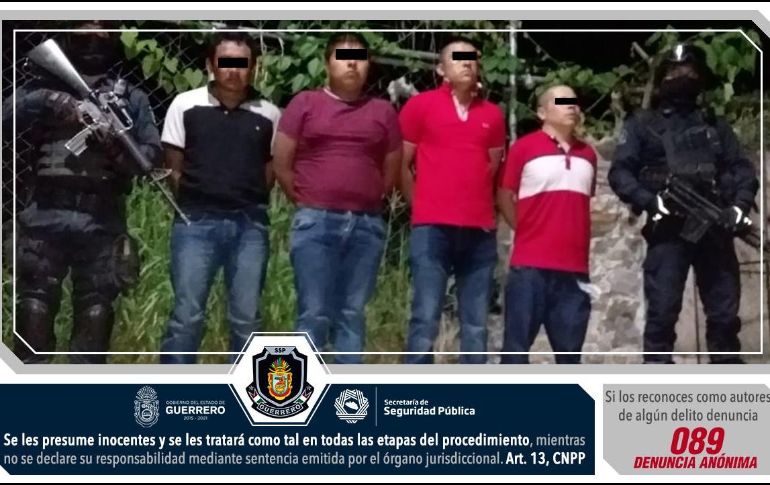 Junto con los hombres, autoridades decomisaron armas de fuego, droga y tres motocicletas. ESPECIAL/Secretaría de Seguridad Pública
