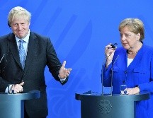 Boris Johnson y Angela Merkel ofrecen una conferencia de prensa tras su encuentro. AP/B. Von Jutrczenka
