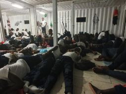 En el barco la situación psicológica de los migrantes no es fácil, luego que la mayoría de ellos sufrieron violencia y tortura en Libia. TWITTER/@MSF_Espana
