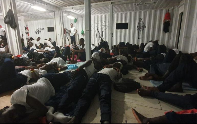 En el barco la situación psicológica de los migrantes no es fácil, luego que la mayoría de ellos sufrieron violencia y tortura en Libia. TWITTER/@MSF_Espana
