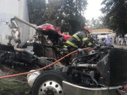 Al parecer, el chofer se percató demasiado tarde que no alcanzaría a pasar y fue impactado por la locomotora, destrozando el frente del torton. ESPECIAL/ Bomberos de Zapopan