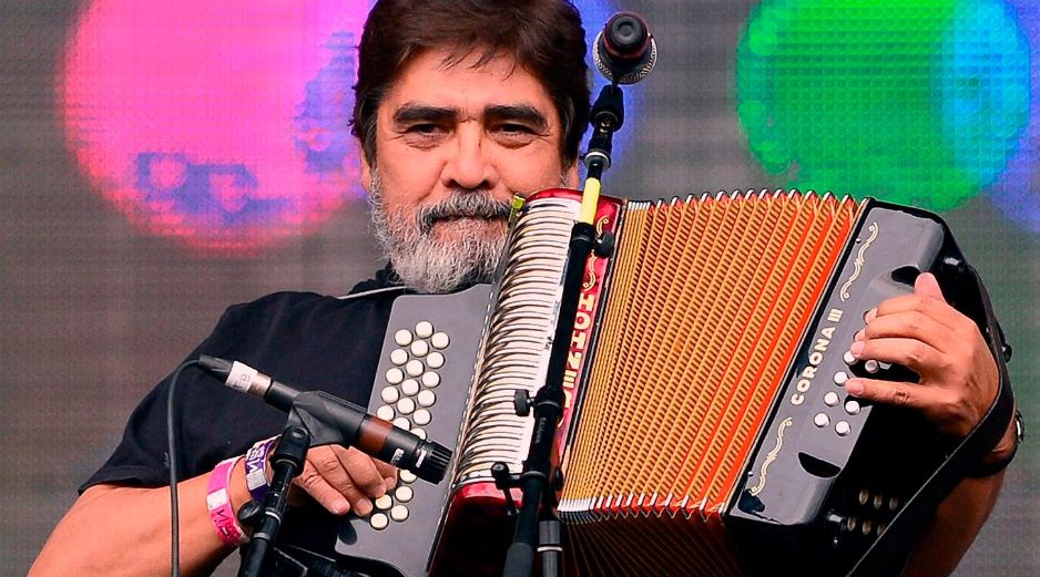 El músico con su instrumento representativo en el Vive Latino de 2013, en Ciudad de México. AFP