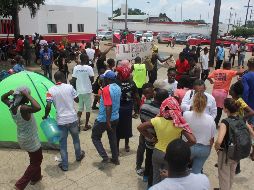 Africanos y haitianos protestaron, por tercer día consecutivo, afuera de la Estación Migratoria Siglo XXI. EFE/J. Blanco