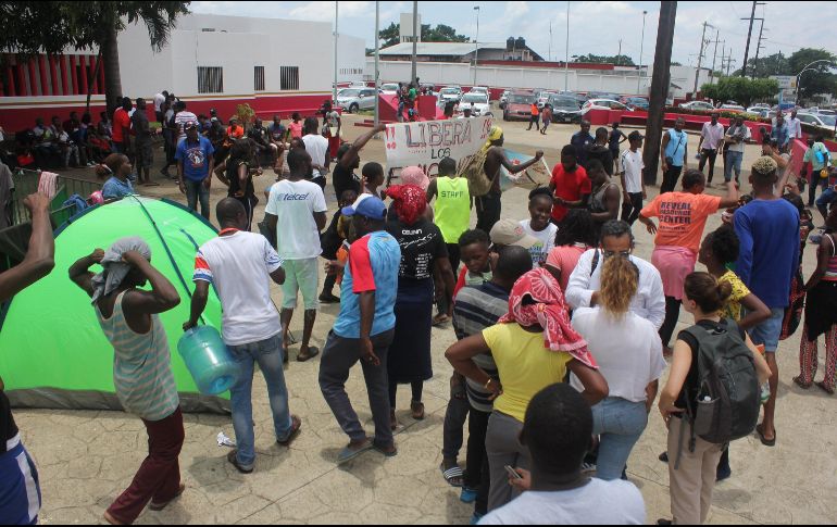 Africanos y haitianos protestaron, por tercer día consecutivo, afuera de la Estación Migratoria Siglo XXI. EFE/J. Blanco