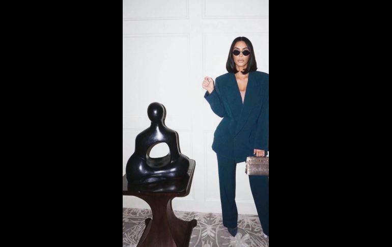 Kim Kardashian posando junto a la escultura en la Casa Blanca de Washington. 
