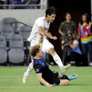Carlos Vela anota doblete y se acerca a marca de Josef Martínez