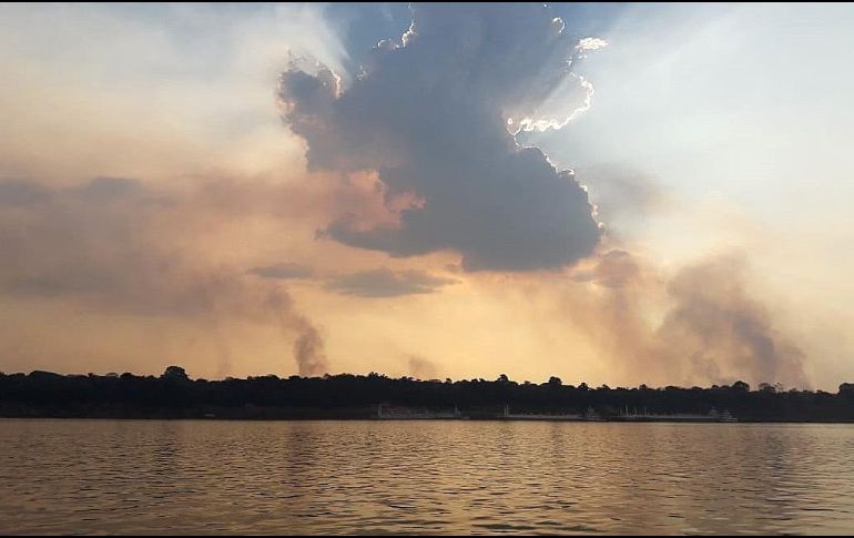 Vista del atardecer cubierto por humo de los incendios en la Amazonía a la orilla del Río Madeira, próximo a la ciudad de Porto Velho. EFE/R. Carvalho