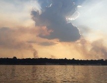 Vista del atardecer cubierto por humo de los incendios en la Amazonía a la orilla del Río Madeira, próximo a la ciudad de Porto Velho. EFE/R. Carvalho