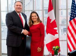 Pompeo (i) se reunió hoy en Canadá con el primer ministro de ese país, Justin Trudeau, y la ministra de Asuntos Exteriores, Chrystia Freeland (d). AFP/S. Jean