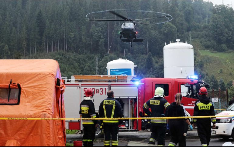 Tras la tragedia se activó una operación de rescate, aunque la inclemencia del tiempo dificultó las labores de los bomberos y paramédicos. EFE/G. Momot