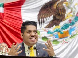 Reyes Carmona renunció junto con otros ocho legisladores al sol azteca y formaron una bancada de diputados sin partido, pero hoy anuncia su adhesión a Morena. TWITTER/@EmmanuelReyesC