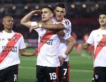 Rafael Santos Borré (19) celebra la anotación definitiva del partido. EFE/J. Roncoroni