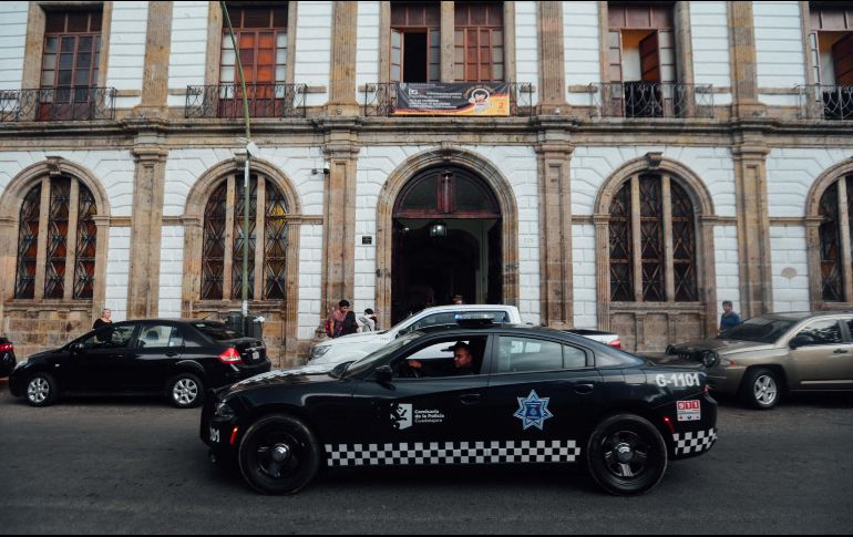 Luego de la manifestación de anteayer, la Policía de Guadalajara arrancó con los operativos en la zona de la Prepa 1, en donde el lunes pasado una alumna sufrió un intento de violación. EL INFORMADOR/G. Gallo