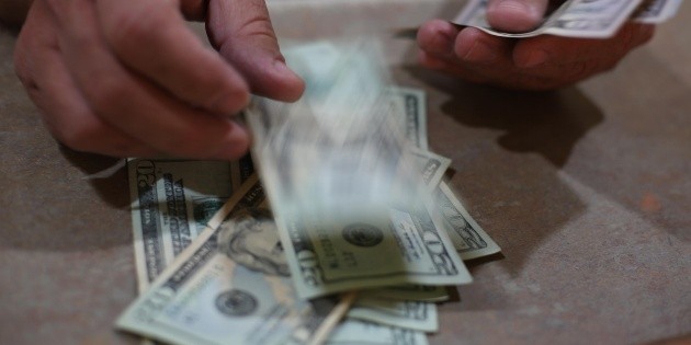 El d&oacute;lar cierra en 23.93 pesos, nuevo r&eacute;cord
