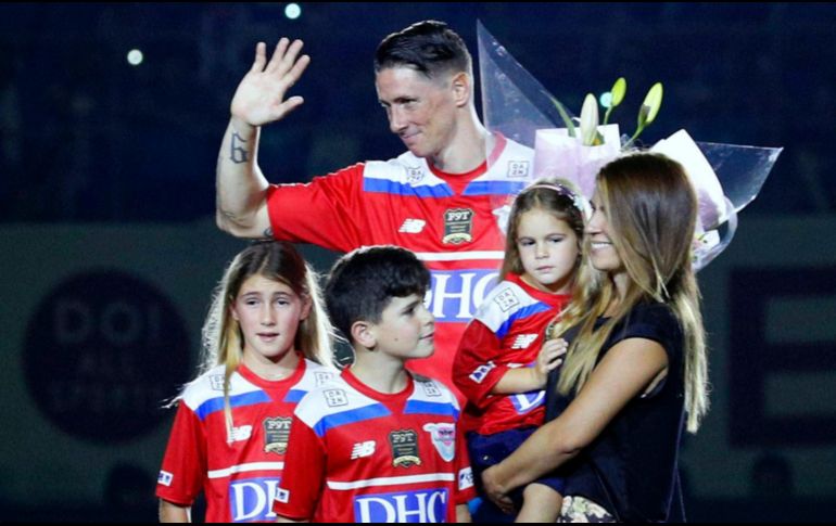 En compañía de su familia, a sus 35 años, el delantero español recibe un homenaje tras disputar su último partido como profesional. AP / M. Saito