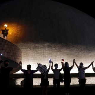 Miles forman cadena humana en Hong Kong