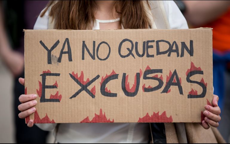 Decenas de personas protestan este viernes en Chile contra los incendios que consumen la Amazonía desde hace más de 15 días. EFE/A. Valdes
