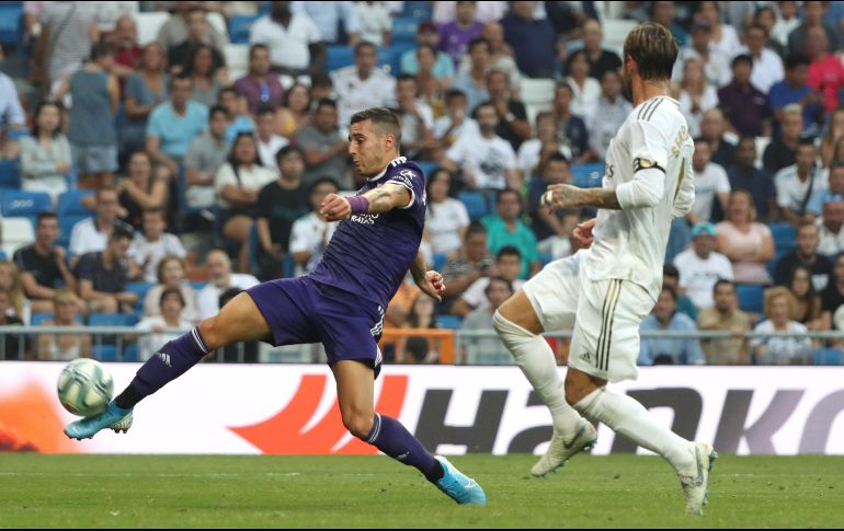 El jugador del Real Valladolid, Sergi Guardiola (i), golpea el balón ante el defensor del Real Madrid, Sergio Ramos (d), en el partido de este sábado. EFE/K. Huesca